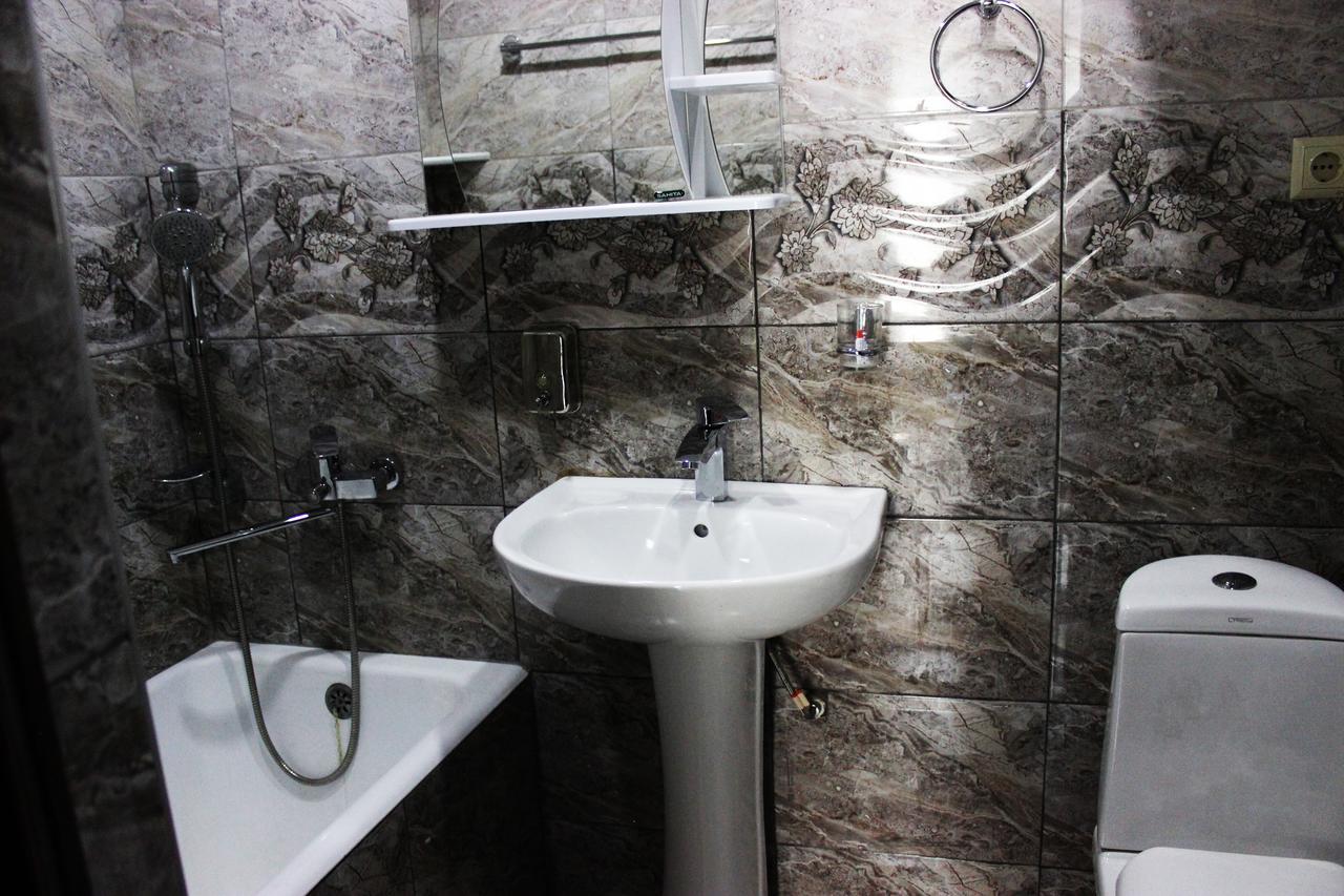 Golden Way Hotel Tbilisi Buitenkant foto